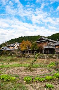 een groep huizen op een akker met gewassen bij みちくさ能勢 in Noma-naka