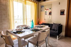 Un comedor con una mesa y sillas blancas. en Palermo Central Apartments, en Palermo