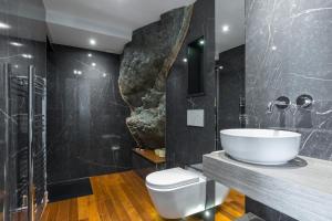 un bagno con lavandino, WC e doccia di 73 CORNE D OR - Toit Terrasse - Vue Mer Panoramique - Jaccuzzi a Villefranche-sur-Mer Altre 25 foto