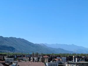 une vue d'une ville avec des montagnes en arrière-plan dans l'établissement Arbi's Apartment, à Shkodër
