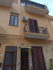 an apartment building with a balcony and a door at Casa Vacanze Sferracavallo First in Sferracavallo