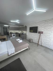 Posteľ alebo postele v izbe v ubytovaní AVR Airport Deluxe Suites 6 AIRPORT FREE SHUTLE