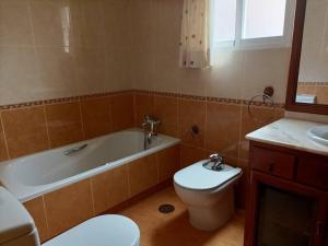 ein Badezimmer mit einem WC, einer Badewanne und einem Waschbecken in der Unterkunft apartamento céntrico en Lorca in Lorca
