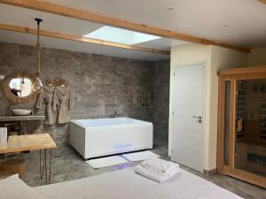 uma casa de banho com uma banheira branca num quarto em La Dream Night em Pontault-Combault