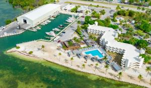 - une vue aérienne sur le port de plaisance du complexe dans l'établissement Caloosa Cove Resort - With Full Kitchens, à Islamorada