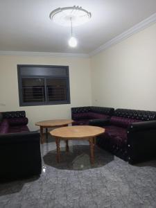 - un salon avec un canapé et une table dans l'établissement Lotissement melouiya GUERCIF Maroc, à Guercif