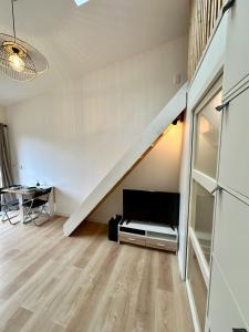 sala de estar con escalera y mesa en Studio "Cocon Suspendu" 4 pers-Terrasse-Clim-Barbecue-15km des plages, en Montpellier