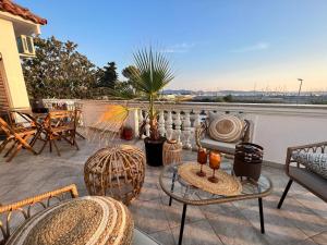 d'une terrasse avec des chaises et des tables sur un balcon. dans l'établissement Marina Mirage Apartments, à Sukošan
