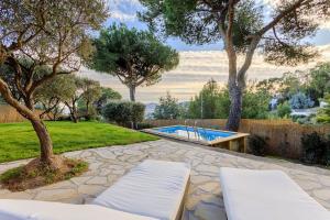 a backyard with a swimming pool and trees at La Picolla Bellezza in Mandelieu-la-Napoule