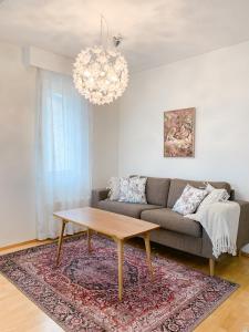- un salon avec un canapé et une table basse dans l'établissement Rovaniemi City Centre Apartment, private sauna, à Rovaniemi