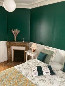 Ένα ή περισσότερα κρεβάτια σε δωμάτιο στο Cosy appartement in Paris