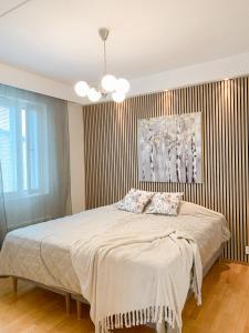 - une chambre avec un grand lit orné d'une peinture murale dans l'établissement Rovaniemi City Centre Apartment, private sauna, à Rovaniemi
