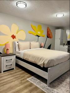 a bedroom with a bed with flowers on the wall at Wildflower Room At The Trailblazer Unit 11 in Townsend