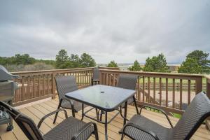Balkoni atau teres di Mountain Breeze Villa w Mountain Views and Air Hockey