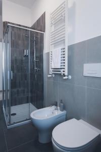 La salle de bains est pourvue de toilettes, d'une douche et d'un lavabo. dans l'établissement La casa tra i monumenti, à Naples