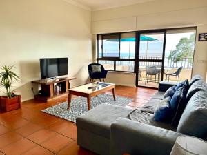 Ruang duduk di Beach Front House