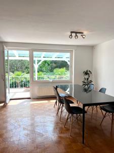 a dining room with a table and chairs and a large window at Privates Ferienhaus mit Pool & Whirlpool in Bad Dürkheim in Bad Dürkheim +18 photos