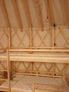 un banco de madera en una habitación con techo en Glamping Pogorzany - Jurty en Zabierzów