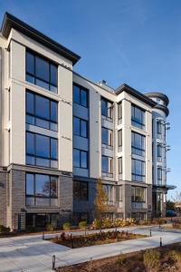 ein Apartmenthaus mit vielen Fenstern in der Unterkunft Placemakr Navy Yard in Washington