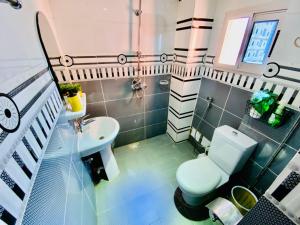 ein Bad mit einem WC und einem Waschbecken in der Unterkunft Appartement meublé 2 Chambres, Salon - Bastos, Ambassade du Tchad, Yaoundé, CMR in Mbala