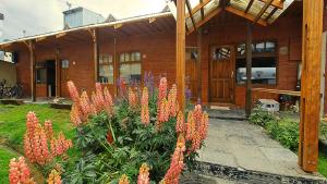 Una casa con un ramo de flores delante de ella. en Terrazas del sur, en Ushuaia