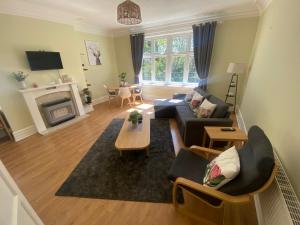 RoundhayにあるSpacious Guest Flat near Roundhay Parkのリビングルーム(ソファ、テーブル付)