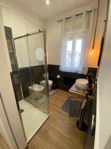 baño con 2 aseos y ducha acristalada en Di Fronte Zisa, en Palermo