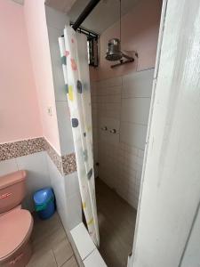 Ένα μπάνιο στο Departamento en Quito zona céntrica y turistica