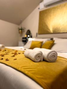 una habitación de hotel con 2 toallas en una cama en JUNGLE Wellness Apartment en Trzin