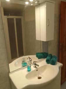 La salle de bains est pourvue d'un lavabo blanc et d'un miroir. dans l'établissement ROSE COTTAGE (sleeps 4), à Chlum u Třeboně