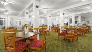 圣彼得堡Crystal Bay Historic Hotel的一间带桌椅和鲜花的用餐室
