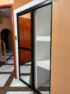 una puerta corredera de cristal que conduce a una habitación en Hotel y Restaurante La Perla, Cacaopera, Morazan, El Salvador en Cacaopera