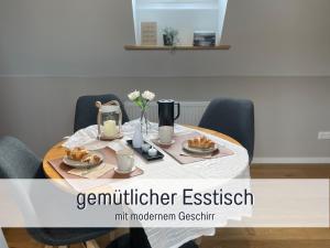 una mesa con dos platos de comida. en Ferienwohnung Auszeit Dachstudio, en Sulzburg