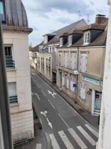 - une vue depuis la fenêtre d'une rue avec des bâtiments dans l'établissement Duplex Calme et Confortable au Centre-Ville Compiègne, à Compiègne 11 autres photos