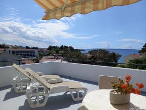 un par de sillas y una mesa en el balcón en Sobe Ruža, en Banjol