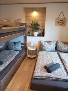 a room with two bunk beds and a table at Apartment Bräustübel, free Wi-Fi, Parken, Grillecke, nähe Rennsteig in Lehesten