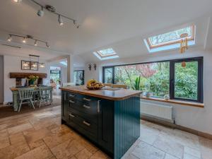 Kuchyň nebo kuchyňský kout v ubytování Pass the Keys Acorn Lodge · Luxury Retreat In a Stunning Oasis With Hot Tub