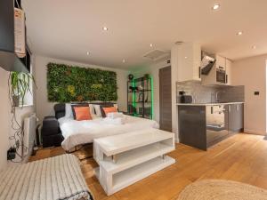 - une chambre avec un lit blanc et un mur vert dans l'établissement Pass the Keys Acorn Lodge · Luxury Retreat In a Stunning Oasis With Hot Tub, à Market Drayton