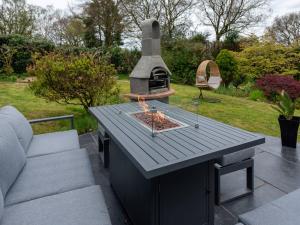 Zahrada ubytování Pass the Keys Acorn Lodge · Luxury Retreat In a Stunning Oasis With Hot Tub + 73 fotografií