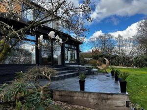 Zahrada ubytování Pass the Keys Acorn Lodge · Luxury Retreat In a Stunning Oasis With Hot Tub