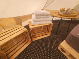 a pile of towels sitting on a table in a tent at Punt-A-Pacha Glamping mit eigenem Garten in Kolonie Zern