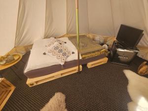 a bedroom with a bed in a tent at Punt-A-Pacha Glamping mit eigenem Garten in Kolonie Zern