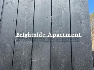 um sinal na lateral de um edifício preto em Brightside Apartment em Kristiansand