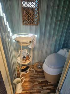 a bathroom with a toilet and a sink at Punt-A-Pacha Glamping mit eigenem Garten in Kolonie Zern