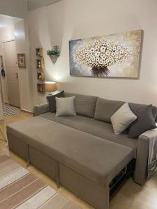 un gran sofá marrón en la sala de estar en BeM Ipanema, en Río de Janeiro