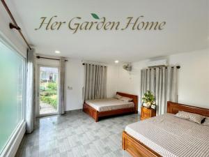 ein Schlafzimmer mit 2 Betten und ein Schild für ihr Gartenhaus in der Unterkunft Her Garden Home in Phu Quoc
