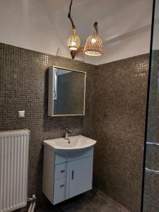 een badkamer met een wastafel en een spiegel bij Villa Tramonto in Lévki