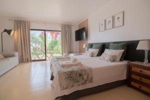 Voodi või voodid majutusasutuse Seacoast Retreat with Pool and Beach Access by Drago Rentals toas