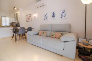 Istumisnurk majutusasutuses Seacoast Retreat with Pool and Beach Access by Drago Rentals