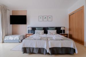 Voodi või voodid majutusasutuse Seacoast Retreat with Pool and Beach Access by Drago Rentals toas